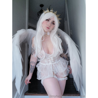 I'm all finished packing for the U.K and getting my place in order. That means I'll be posting lots tomorrow and g.jpg