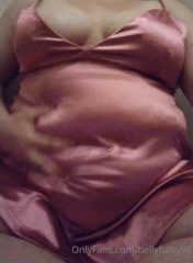 181984948_i-ate-too-much-yesterday-but-it-s-so-hot-to-dress-myself_0.m4v