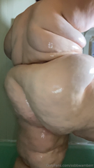 888901939_my-body-looks-so-good-with-oil_2.mp4