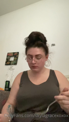 165282080_excuse-the-state-of-me-i-always-look-like-shit-when-i-eat-a_0.m4v