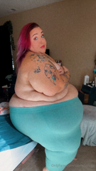 824632202_these-leggings-are-hanging-on-by-a-thread_0.mp4
