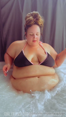 1167133217_i-love-when-the-air-bnb-has-a-hot-tub_0.mp4