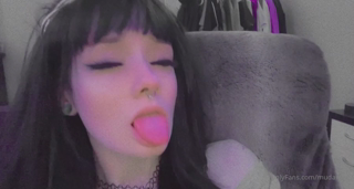 391014635_swipe-for-pussy-reveal-fucking-myself-and-moaning_2.mp4