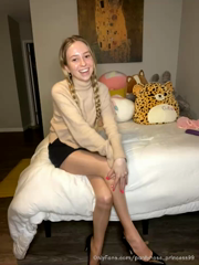 110906362_stream-started-at-02-18-2021-06-35-am-shoe-play-feet-wors_0.mp4