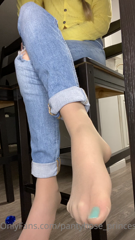136699444_pov-youre-under-the-table-enjoying-the-view_0.m4v
