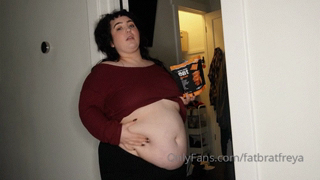 877498186_girlfriend-fails-new-years-diet-this-was-the-year-that-you_1.mp4