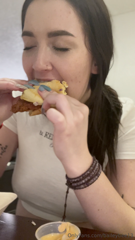 914512603_i-could-eat-10-of-these-im-obsessed-someone-be-my-chicken_0.mp4