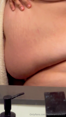 1941336586_i-am-getting-new-stretch-marks-which-is-proving-my-gains-are_0.mp4