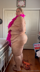 1350044956_can-anyone-guess-my-halloween-costume_0.mp4