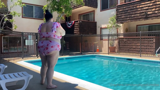 659832628_diving-in-the-pool-in-my-bikini_0.m4v