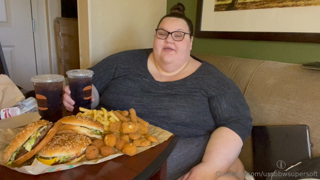 925705235_burger-king-for-the-burger-queen-lol-enjoy-watching-my-t_0.mp4