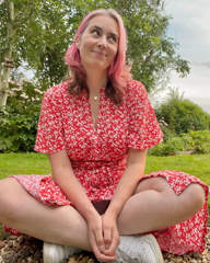 becky-showing-off-her-lovely-legs-v0-5stfipmrkukf1.webp