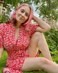becky-showing-off-her-lovely-legs-v0-86kp5qmrkukf1.webp