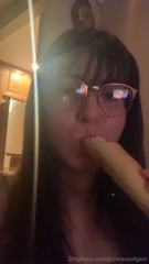 1959481956_stuffing-my-face-with-epic-wings-3_0.mp4