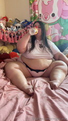 1032570717_i-chugged-2-creamers-made-my-belly-so-big_0.mp4