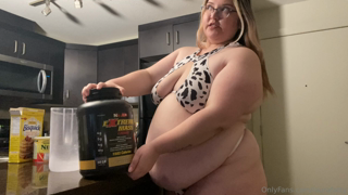 680951688_this-is-my-special-5k-calories-drink-its-around-5-5k-i_0.m4v