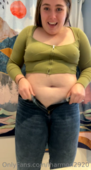 468597801_trying-on-old-bar-clothes-that-i-wore-about-6-months-ago_0.m4v