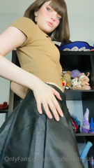 489006115_slowly-revealing-my-fat-ass-slapping-and-smacking-my-cheeks_1.m4v