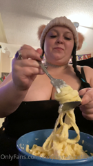 476455551_after-stuffing-my-face-at-the-end-i-used-one-of-my-new-toys_1.m4v