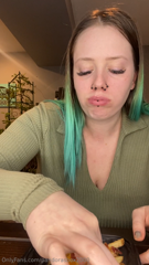 1477491417_my-most-recent-stuffing-where-i-inhaled-wendys-sandwich-and_0.mp4