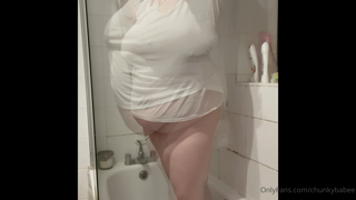 306927802_take-a-shower-with-me-eating-all-this-food-makes-me-so-ho_3.m4v