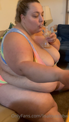 349962730_day-17-of-my-trip-i-made-it-to-fatemmastoneds-house-like_3.m4v