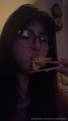 1959481956_stuffing-my-face-with-epic-wings-3_2.mp4