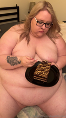 1188430966_happy-saturday-this-cake-was-sooo-good-would-you-guys-li_0.mp4