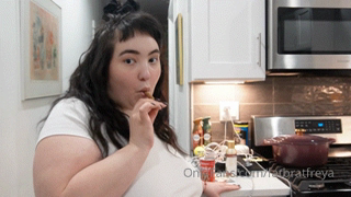 847278218_girlfriend-s-bbw-roommate-seduces-you-wants-you-to-feed-he_2.mp4