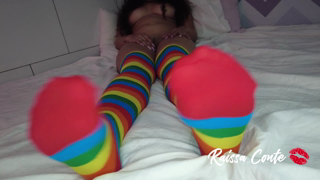 184 - Safada latina fazendo punheta com os pés oleada em meias.mp4