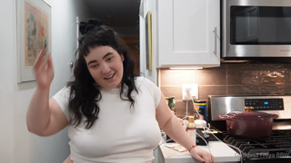 847277049_girlfriend-s-bbw-roommate-seduces-you-wants-you-to-feed-he_0.mp4