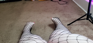 13825702_heres-some-feet-p-in-my-sexy-fishnets-little-bit-of-a-asmr_0.mp4