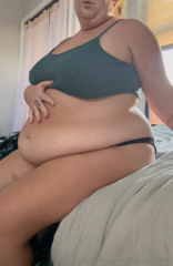 776946844_i-really-cant-seem-to-stop-eating_2.m4v