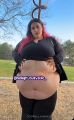 1681933559_playing-with-my-belly-outside_0.mp4