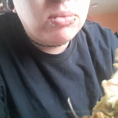 104962454_lunchtime-some-fried-chicken-and-a-liter-of-soda_1.m4v