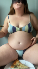 1445051441_pizza-in-an-outgrown-bikini-3_1.mp4