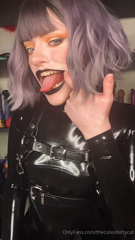 1512281120_the-latex-goddess-is-going-to-eat-you-up-giantess-vore-role_0.mp4