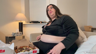 1702556676_stuffing-my-face-with-a-huge-meal-of-a-pizza-wings-with-buf_0.mp4