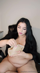 1510525622_emotional-breakup-eating_0.mp4
