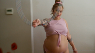 264340911_08-01-16-carmen-wants-to-try-the-hoola-hoop-when-she-w_0.m4v