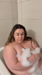1815306058_lol-the-way-i-fit-in-the-bath-at-my-apartment-now-is-honestl_0.mp4
