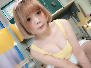 76766098_want-to-be-licked-by-me-raise-your-hand-if-you-want-one_1.mp4