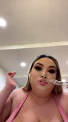 921484444_hungry-girl_0.mp4