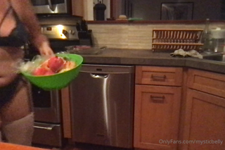 206073015_making-apple-crisp-in-a-super-cuteeeee-outfit-stay-tuned_4.m4v