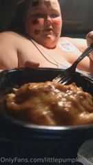 528801934_i-love-getting-looks-when-i-have-my-belly-out-eating-in-the_0.mp4