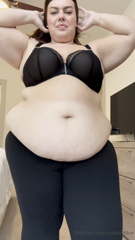 791627696_muffin-top-and-a-big-belly-stuffed-into-leggings_0.mp4