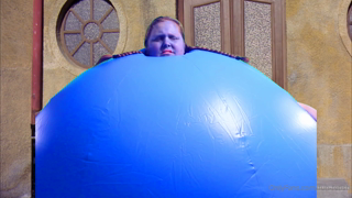 300851349_violet-leaving-the-tour-violet-exits-the-tour-of-wonka-s-cho_0.m4v