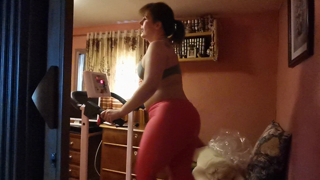 MONTSE_SWINGER_-_Peeing_my_leggins_after_training_in_home.mp4