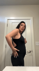 951734156_its-crazy-how-my-belly-looks-with-the-jumpsuit-and-without_0.mp4