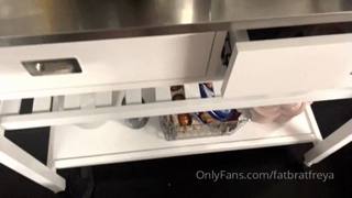458724814_piggy-cooks-a-thanksgiving-feast-it-s-my-biggest-stuffing_1.mp4